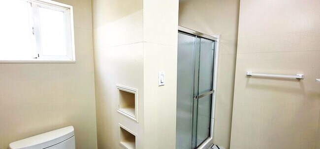 Building Photo - Spacious & Charming 2-Bed/2-Bath Home – Wa...