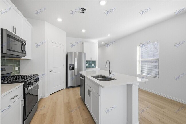 Building Photo - 713 Leavenworth Dr