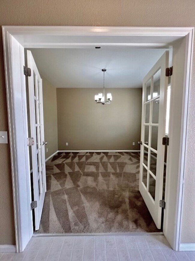 Building Photo - FABULOUS 4 BEDROOM HOME IN EASTVIEW ESTATES!!