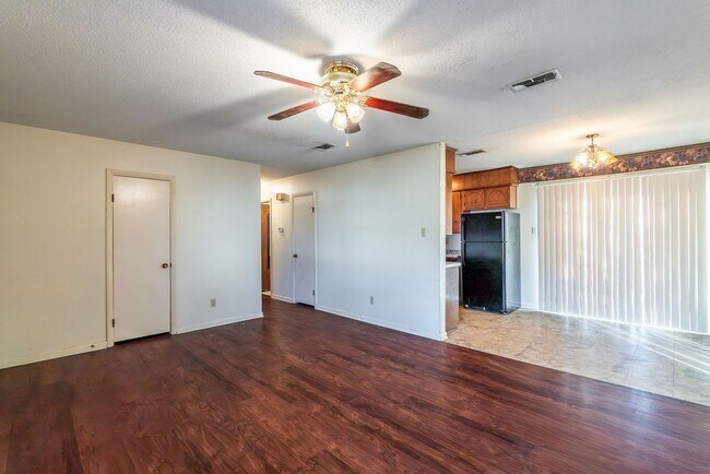 Building Photo - Meadowbrook Lane