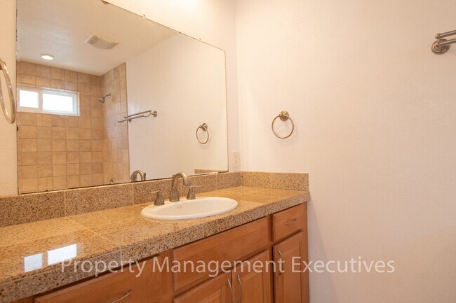 Building Photo - 1 Bedroom, 1 Bath Duplex Apartment with Storage