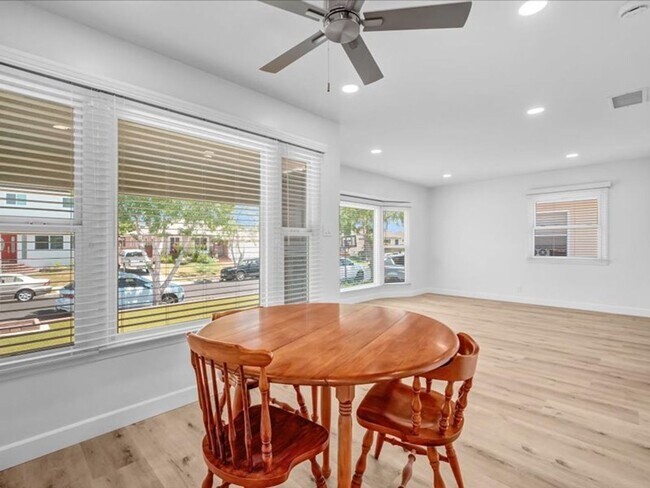 Building Photo - 4847 Ocana Ave
