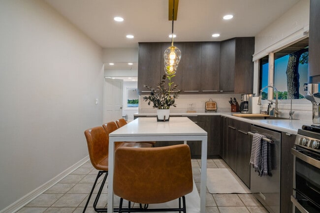 Building Photo - 525 Circle Dr