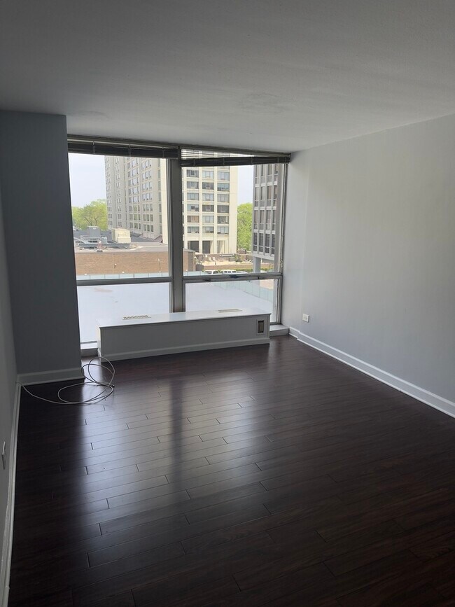 Building Photo - 340 W Diversey Pkwy