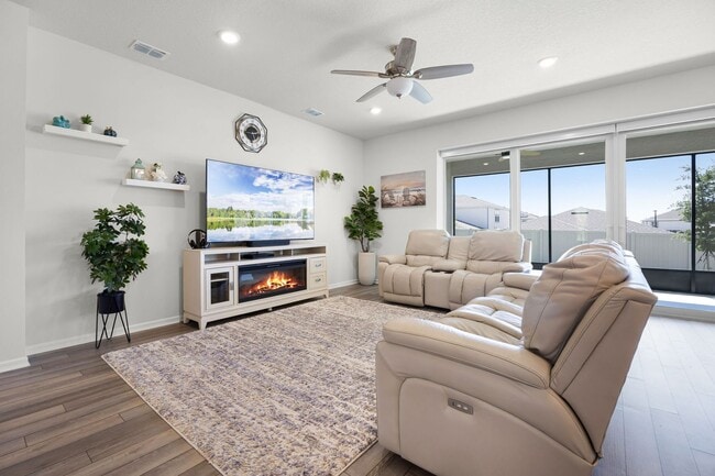 Building Photo - Luxury Living for Lease – 5BR Home with Of...