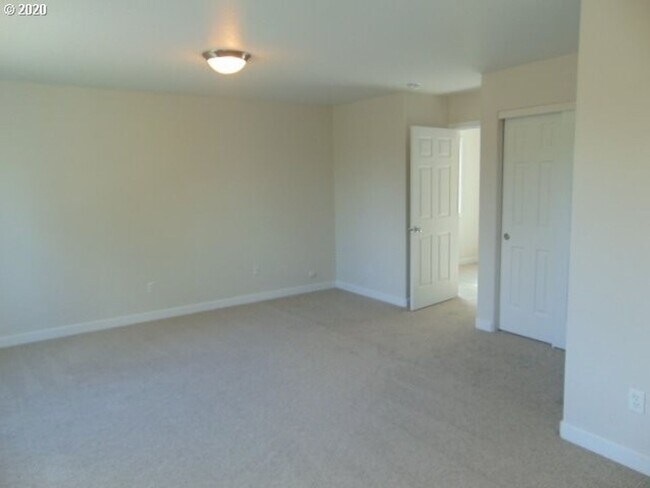 Building Photo - Beautiful 4 Bedroom Home with 2.5 Baths lo...