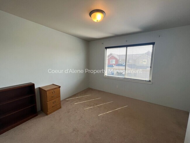 Building Photo - 3 bed, 2.5 bath townhouse in CDA Place!