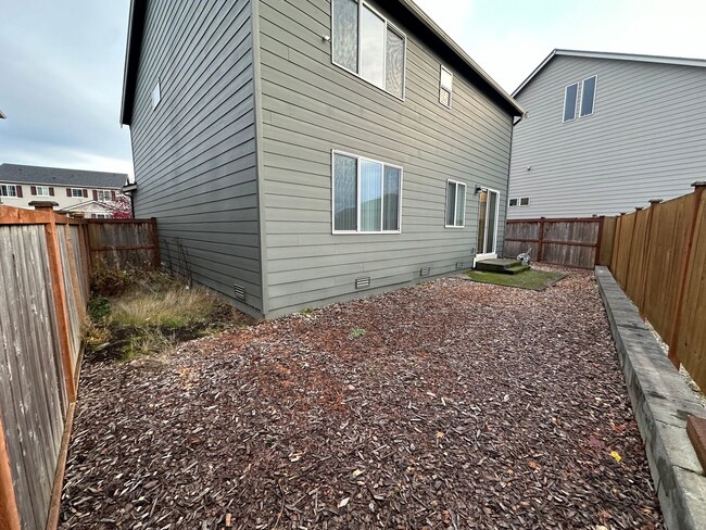 Building Photo - Pet friendly Spacious 4 bedroom + bonus ro...