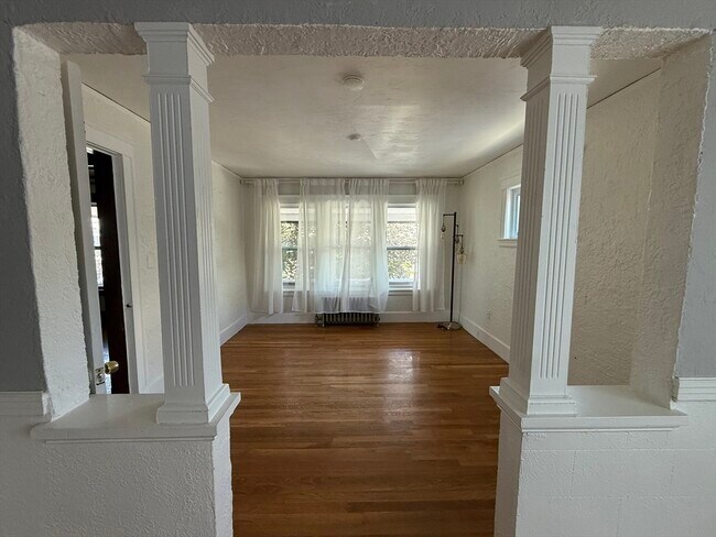 Building Photo - 135 Mills St