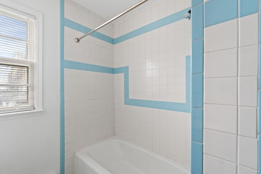 bathroom - 208 N Park St