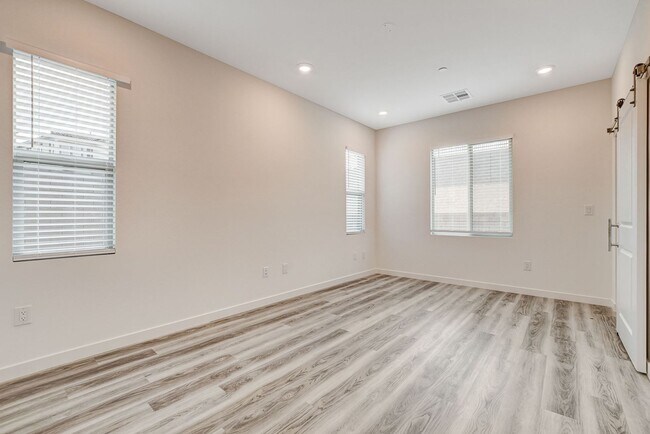 Building Photo - Spacious 3-Bed Summerlin Home with Den, Lo...