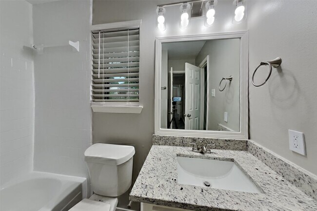 Building Photo - 719 Fernglade Dr