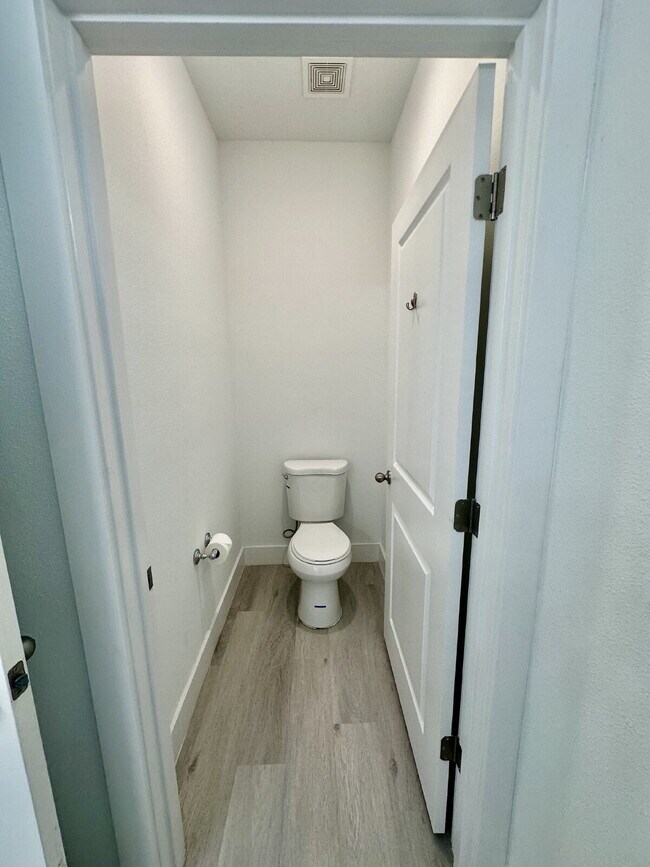 Building Photo - Private Master Bedroom and Bathroom available in a Large, Modern Home. The Master Bedroom feature...