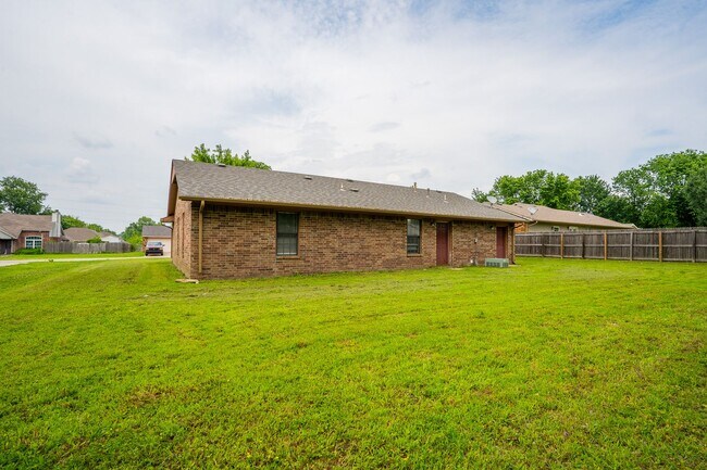Building Photo - 3 Bed | 2 Bath | Broken Arrow