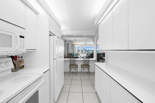 Building Photo - 3111 N Ocean Dr