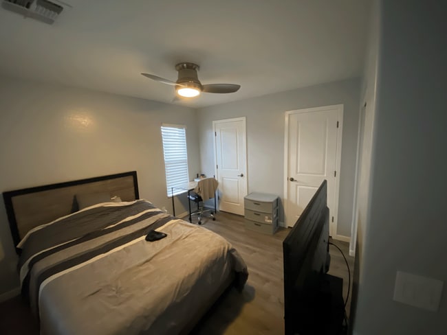 Building Photo - 330 S Farmer Ave