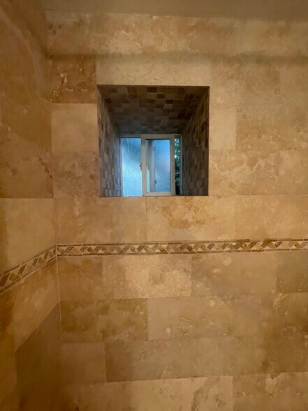 Bathroom Tiled Window - 4447 Don Milagro Dr