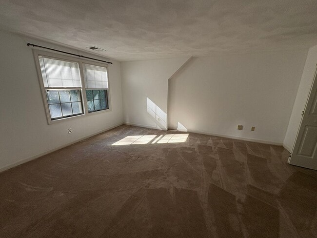 Building Photo - Private Home | 3 Bedroom 2 Bathroom | Huge...