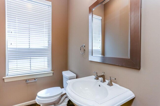 Building Photo - Stylish 3-Bedroom Home in Prime Houston Location!