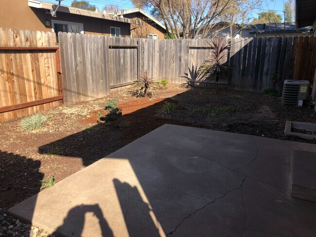 Building Photo - BEAUTIFUL DUPLEX IN SACRAMENTO!!