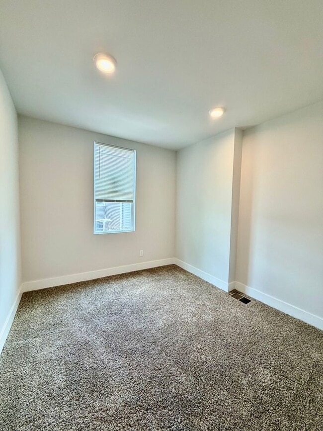 Building Photo - Pet-Friendly 3-Bedroom Home with Central A/C, In-Unit Laundry