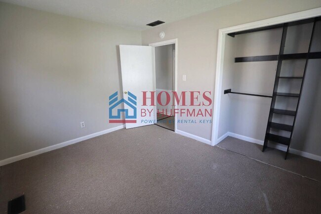 Building Photo - Two Bedroom House | Detached Garage