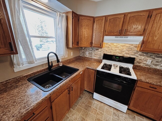 Building Photo - 614 Mercer Ave