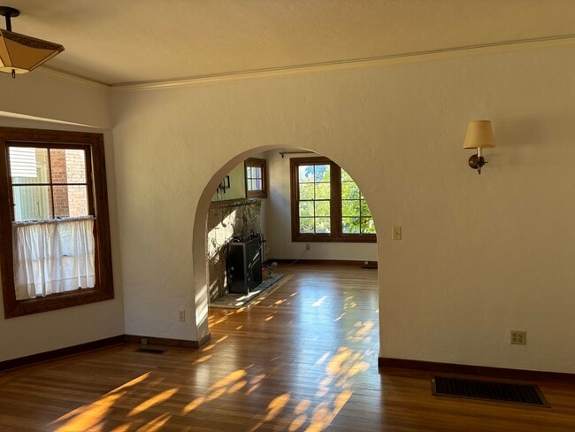 Building Photo - 6448 Benvenue Ave