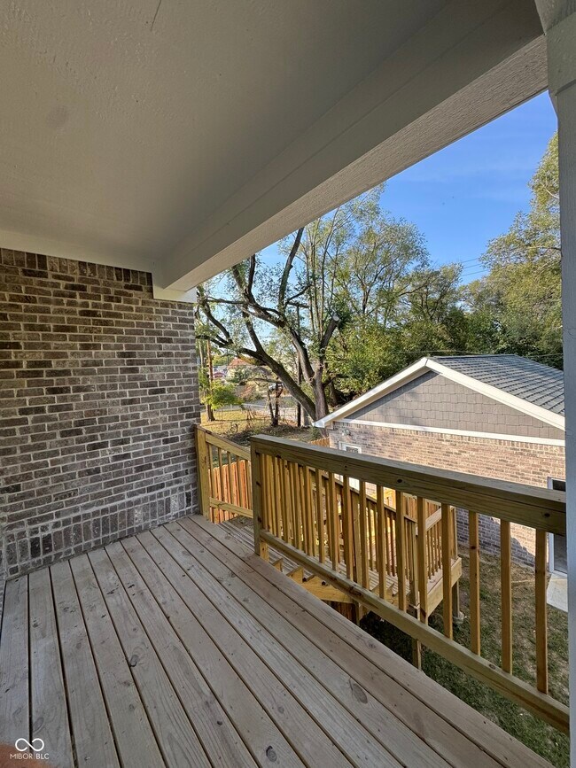 Building Photo - 526 N Elder Ave