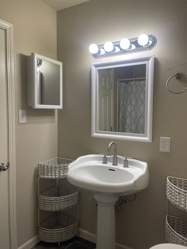 Building Photo - CUTE 3 BED 2 BATH IN COTTONWOOD, CA