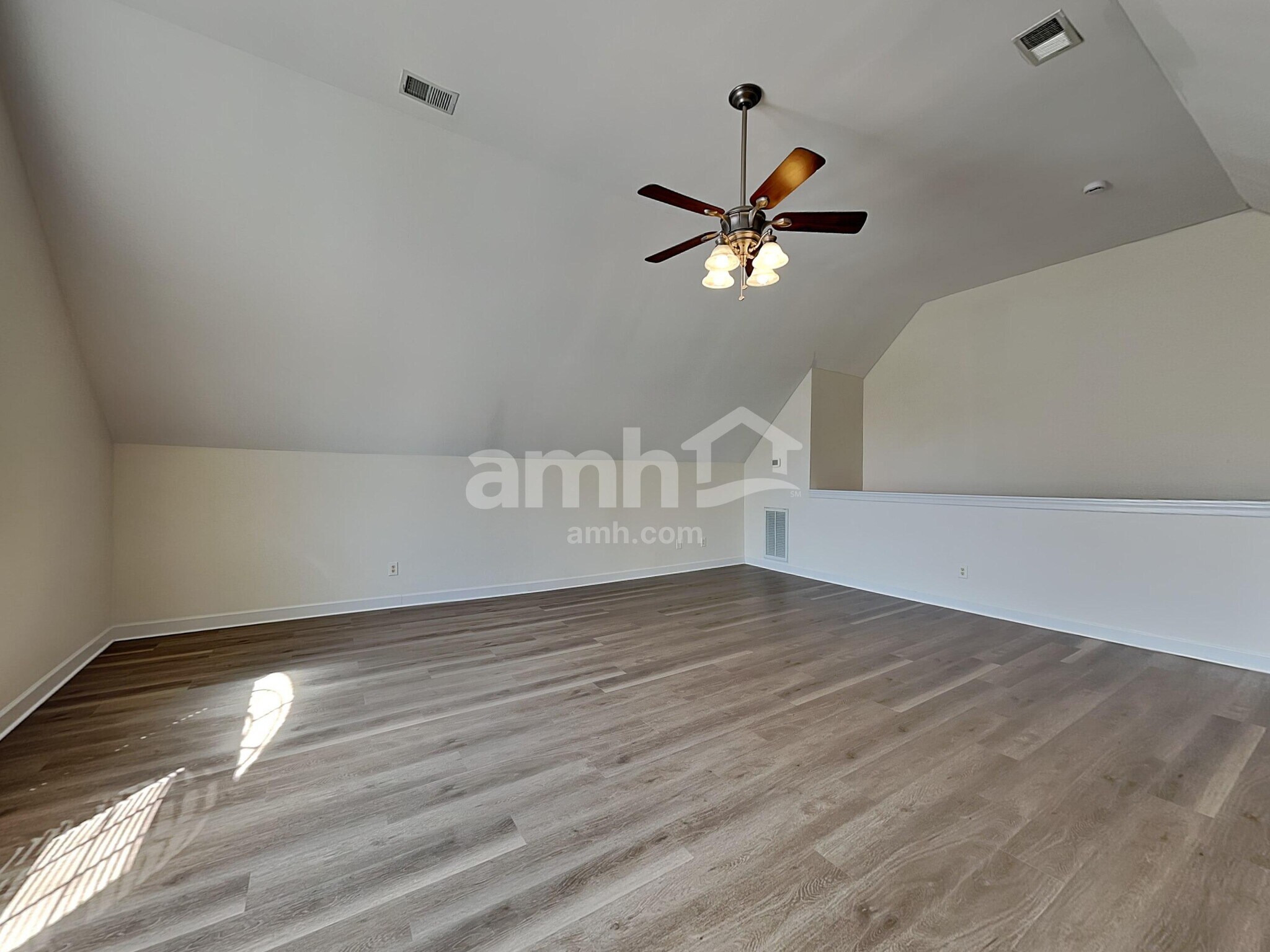 Building Photo - 560 Summit Way