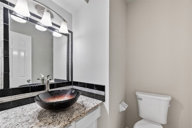 Building Photo - 2402 Oak Shores Dr