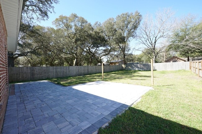 Building Photo - Four Bedroom Home
