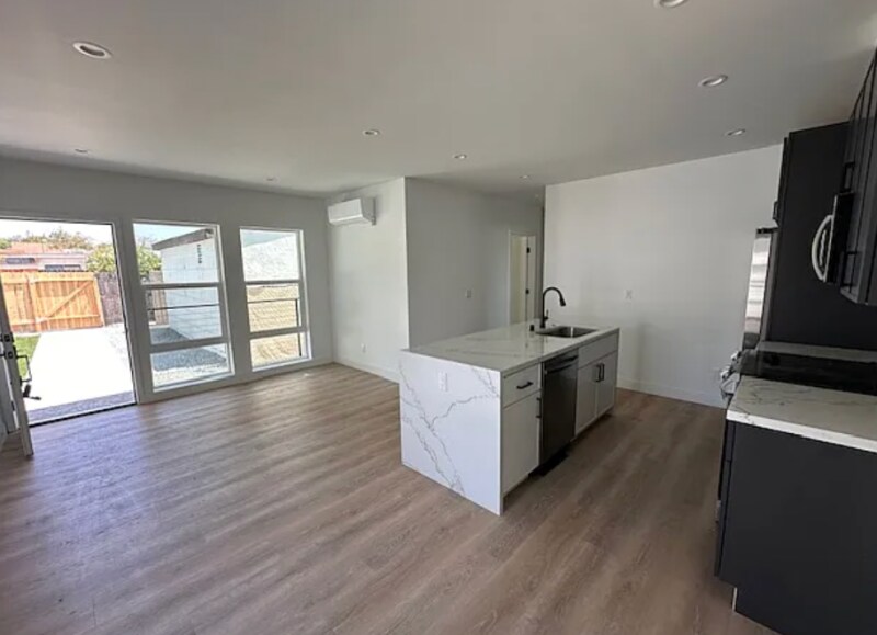 Building Photo - 4594 Harbinson Ave