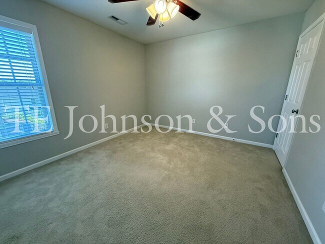 Building Photo - Spacious 4 Bedroom Home with Fenced Yard & Two Car Garage in Clemmons