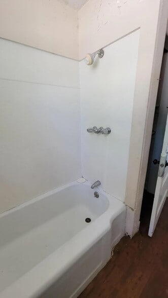 Shower - 1728 Telfair St