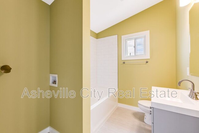 Building Photo - 12 New St