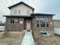 Building Photo - 5 bdrm 3 1/2 bth Home 2 Car Garage- Dog friendly