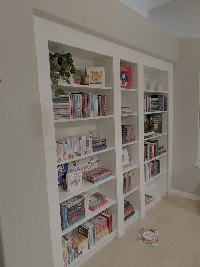 Building Photo - 2556 Du Bois Dr