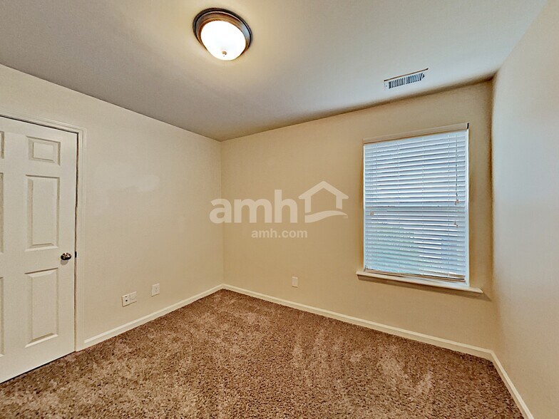 Building Photo - 975 Donington Cir