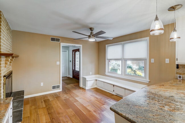 Building Photo - 1827 Larchmont Ln