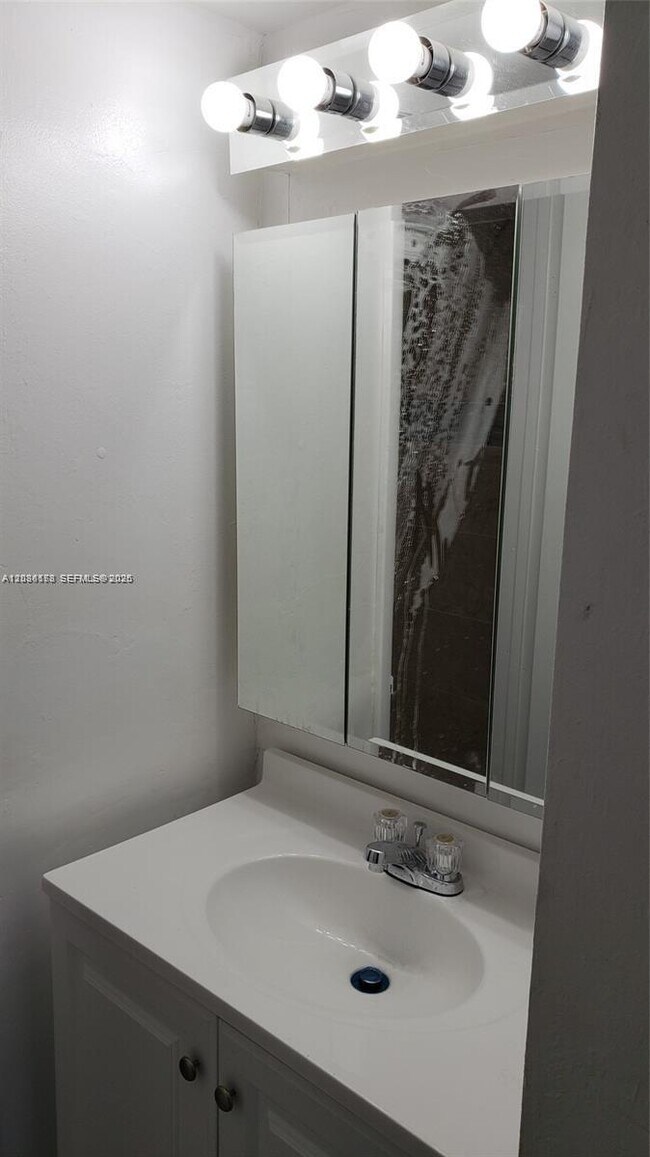 Building Photo - 1325 W 68th St