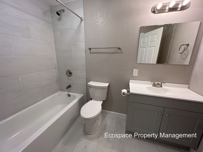 Building Photo - 3 Bed 1 Bath in Denver's Elyria Swansea Ne...