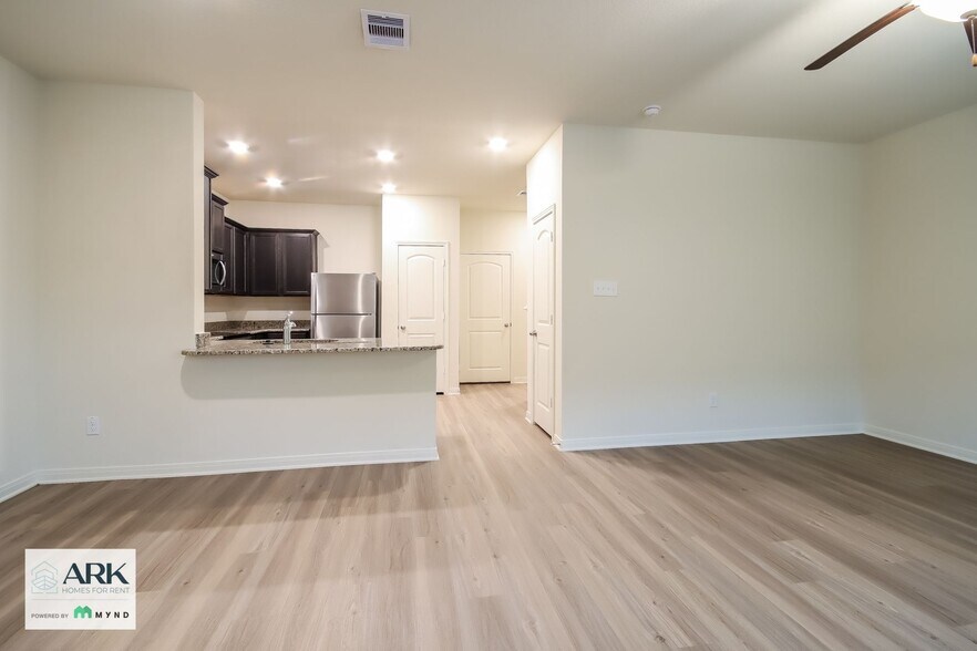 Building Photo - 570 Solomon Ln