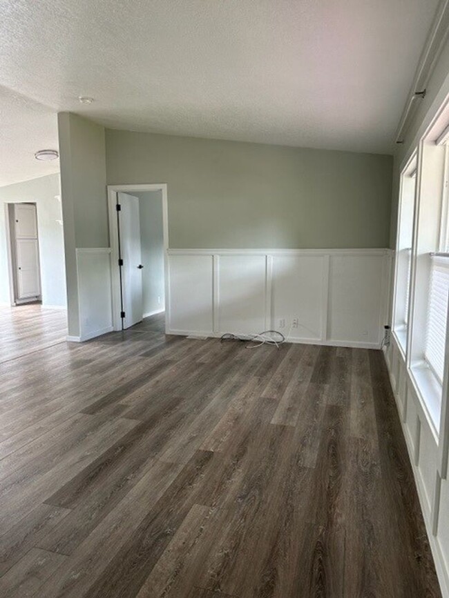 Building Photo - FIRST MONTH FREE W/12 MONTH LEASE! Single ...