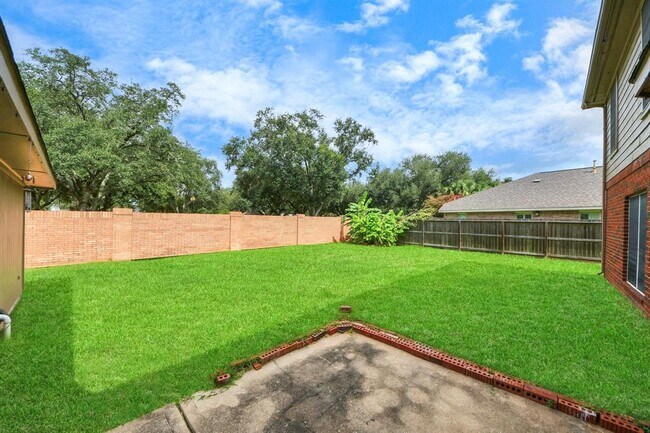 Building Photo - 1302 Raintree Cir
