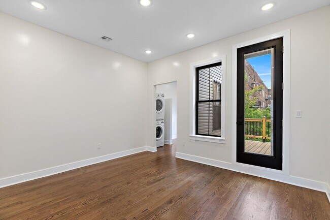 Building Photo - 133 Hutton St