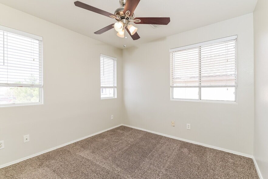 Building Photo - 6015 Ambleshire Ave