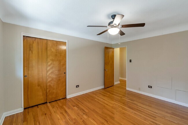 Building Photo - Large Two Bed / One bath in great Art deco building near Washington park.