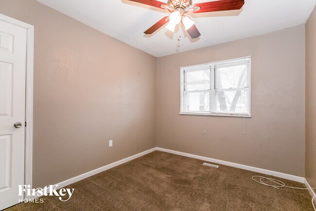 Building Photo - 2 NE Ferrell Ln